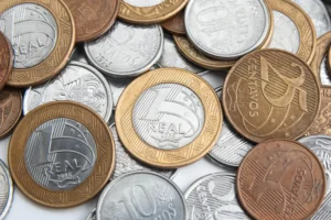 Moedas de real espalhadas