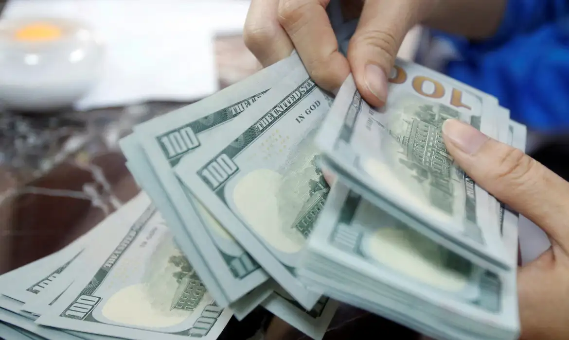Dólar fecha em R$ 5,113, maior valor em duas semanas, com queda do petróleo