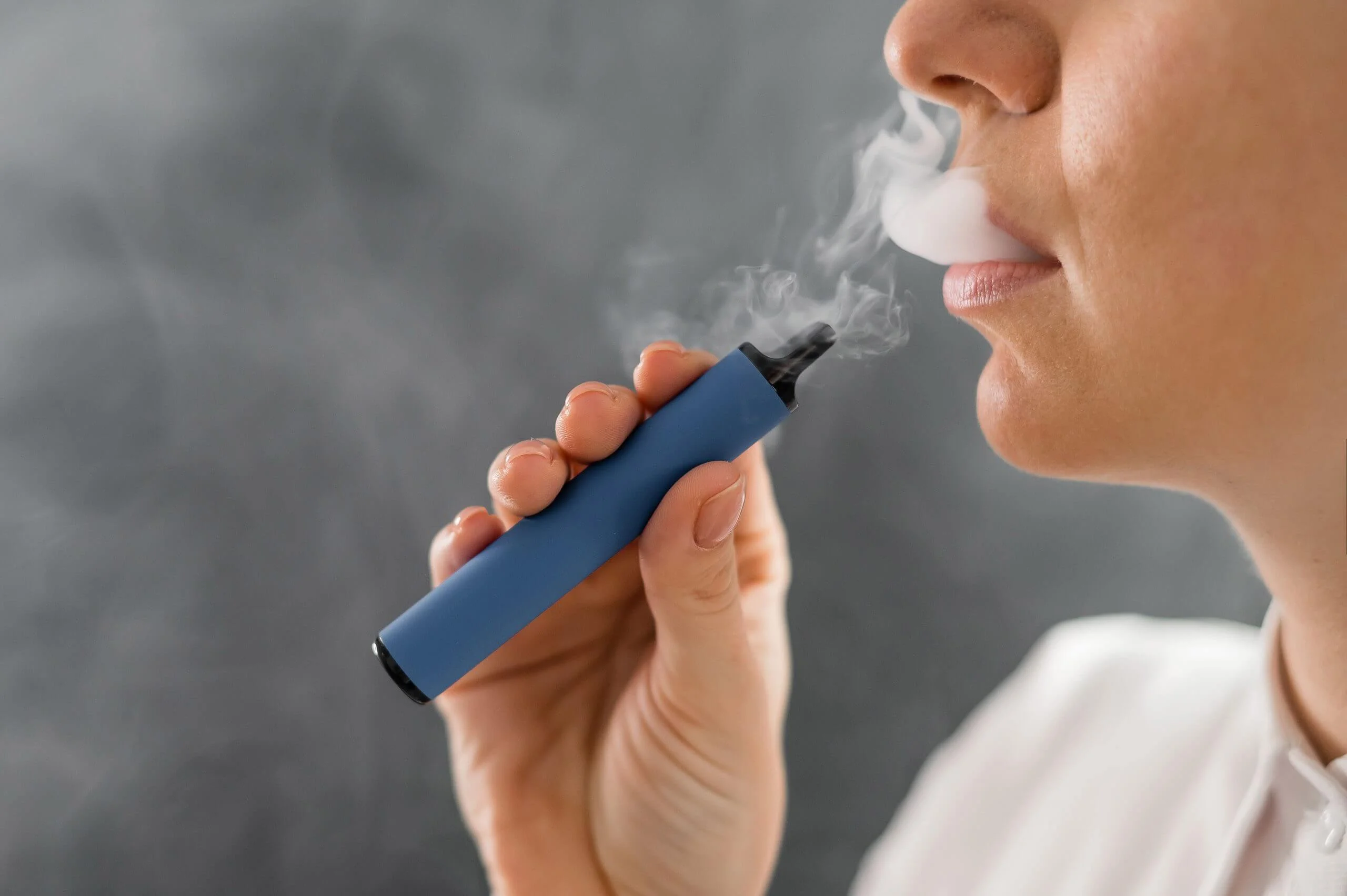 Pessoa usando vape